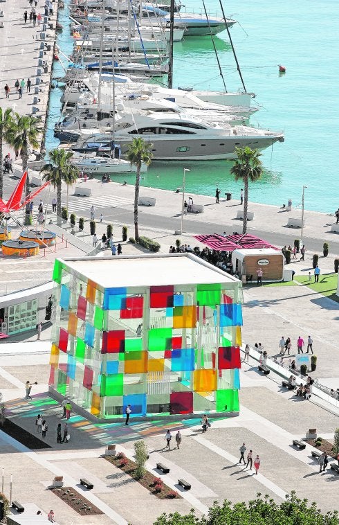 La intervención de Daniel Buren da color al Cubo, sede del Pompidou malagueño. 