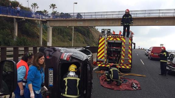 Un accidente de tráfico en la A7 en Mijas provoca retenciones en sentido Málaga