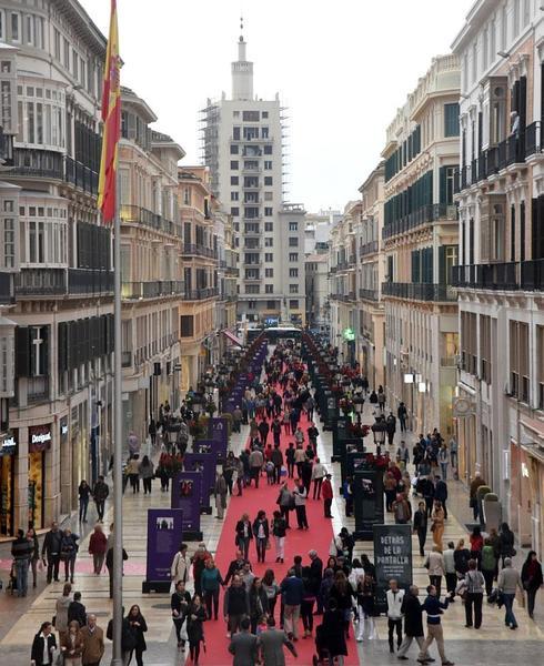 La alfombra roja en calle Larios, con la exposición que muestra la relación de Málaga con la gran pantalla.