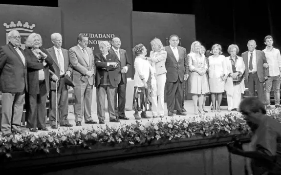 Foto de familia de los homenajeados. :: josele-lanza