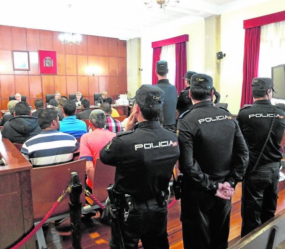Imagen de la vista del juicio contra los dos clanes. :: poveda