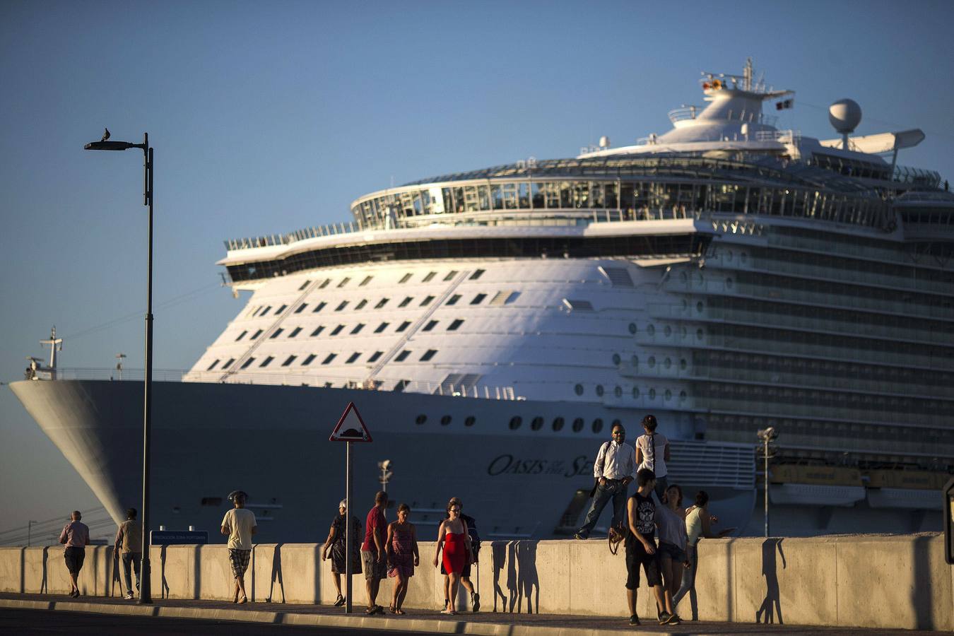 El mayor barco del mundo, el crucero "Oasis of the Seas", en Málaga. 