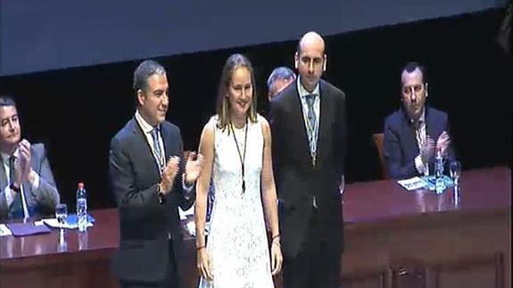 El presidente de Unicaja, Braulio Medel, la deportista Carolina Navarro y el presidente de La Zagaleta, Enrique Pérez Flores reciben hoy las medallas