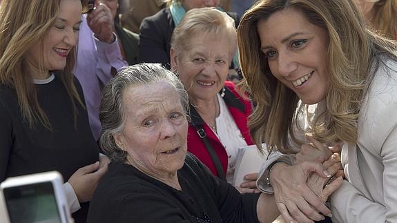 Susana Díaz conversa con unas mujeres en Coría del Río (Sevilla), ayer. 