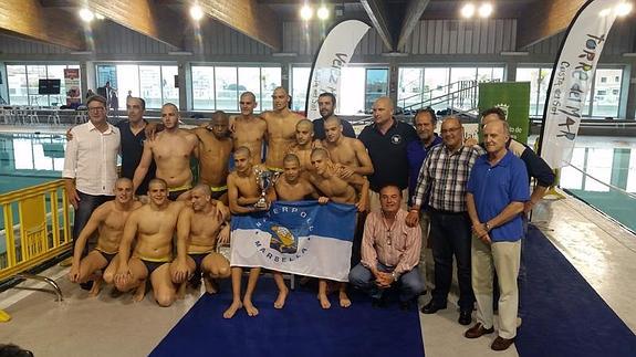 La plantilla del Marbella celebra el ascenso. 