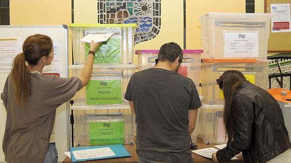 Los primeros solicitantes entregaban ayer la documentación en la EOI. 