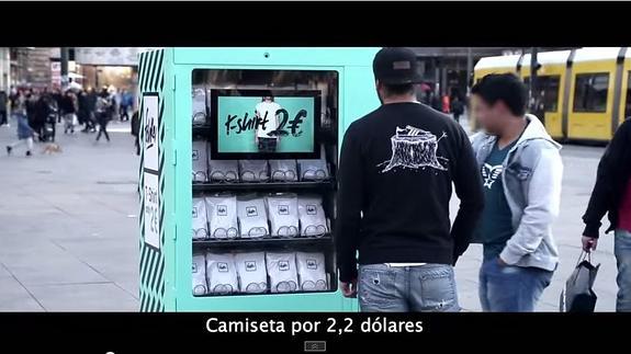 La máquina expendedora que vende camisetas a 2 euros, ¿las comprarías?