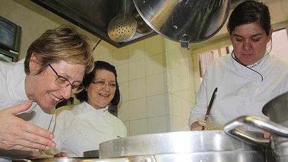 Cati Schiff, Charo Carmona y Celia Jiménez en las cocinas de Arte de Cozina. 