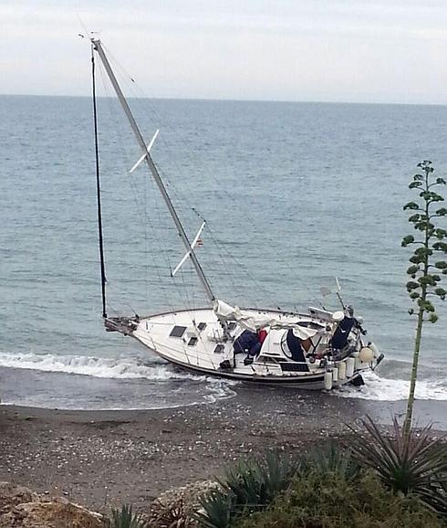 La embarcación, varada en la playa del Corral de las Vacas.