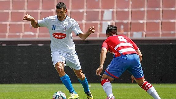 Pibe trata de encarar a un contrario. 