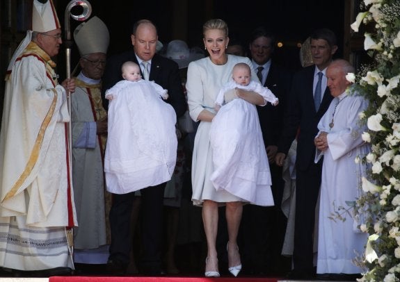 Arriba, Alberto y Charlène con sus hijos. A la derecha, saludando al pueblo. 