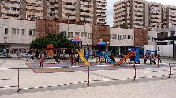 Imagen del recinto infantil de la plaza de San Juan de la Cruz, donde se aprecia la ausencia de algunas barras de la valla protectora. 