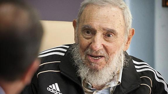 Fidel Castro charla con Francois Hollande, durante la visita de esta semana. 