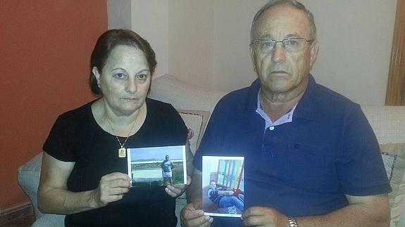 Isabel y Aurelio sostienen fotos de su hijo, que tenía 22 años. 