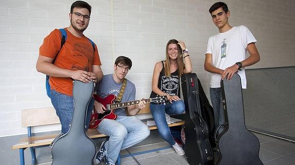 Estudiantes de guitarra, uno de los instrumentos más afectados por la falta de plazas. A la izquierda, Rafael García. 