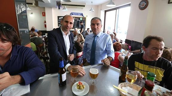 Francisco Conejo y Elías Bendodo compartieron una cerveza en el bar Los Pueblos.