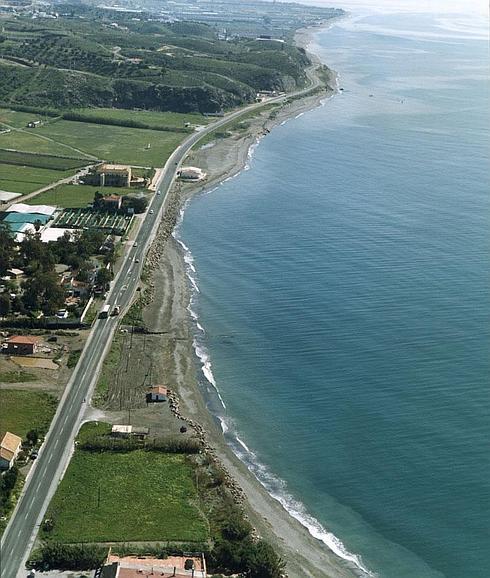 Vista aérea de la costa veleña protegida por el plan andaluz. 
