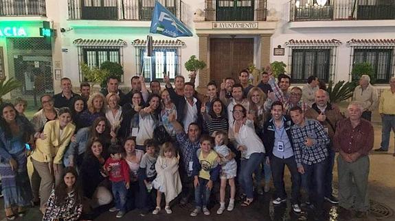 Los integrantes de la lista electoral del PP, con familiares y simpatizantes, la noche del 24M. 