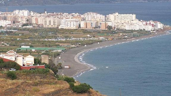 Crean una plataforma en contra del desarrollo urbanístico de El Playazo y Maro, con 1.880 casas