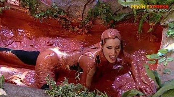 Pilar Rubio calienta Twitter con su sugerente revolcón por el barro