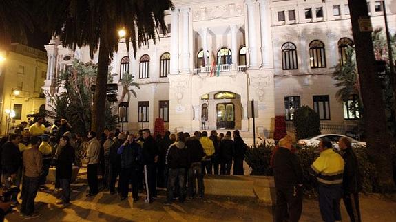 El Consistorio posee sesenta cargos puestos a dedo.