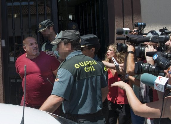 La Guardia Civil detiene, el pasado martes, a Manuel M. M. en La Carolina. :: J. Manuel Pedrosa / efe