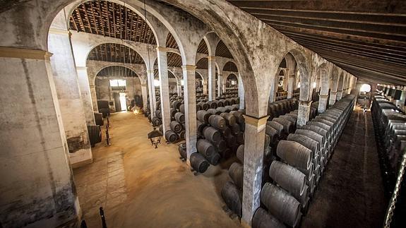 Interior de la bodega de Lustau en Jerez. A la derecha, Luis Enrique Caballero. 