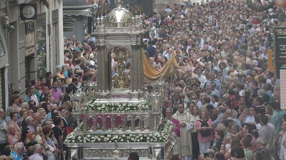 La procesión de la Sagrada Forma fue seguida por cientos de personas.