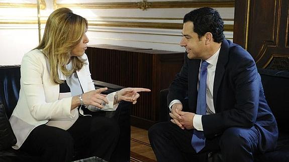 Susana Díaz, recibe al líder del PP, Juanma Moreno en el inicio de la ronda de contactos. 