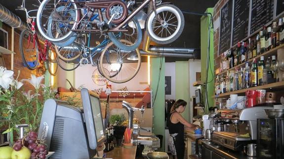 El Recyclo se recicla: de taller de reparación al primer bike-café de Málaga