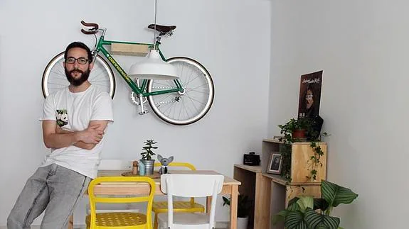 La bici de Damián decora el comedor de su casa. 