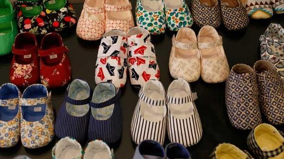 Los zapatitos de tela confeccionados por los presos constituyeron la idea inicial del proyecto de Manuela Carmena. /