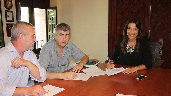 Fernández y González celebraron ayer el acto. 