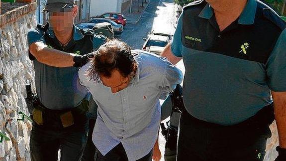 Agentes de la Guardia Civil trasladan al Juzgado de Torrox a Francisco Miguel Martínez.