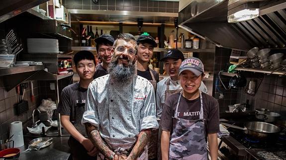 Álvaro Ramos posa con su equipo en la cocina del Tomatito, el restaurante de tapas con el que ha triunfado en Shanghái.  