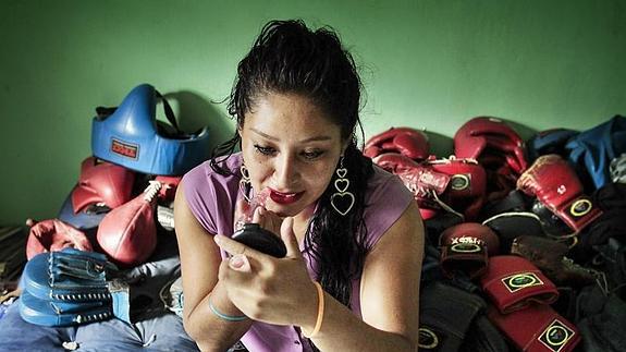 Irene Aguirre, 23 años, promesa del boxeo nacional y estudiante de periodismo, se retoca el pintalabios después de boxear.