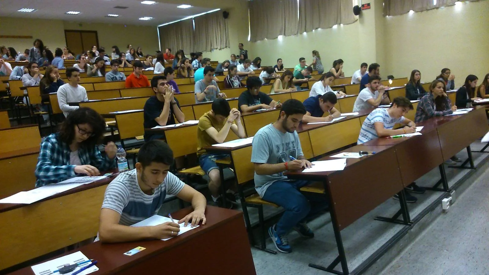 Un grupo de alumnos preparados para empezar hoy su examen de Selectividad. 