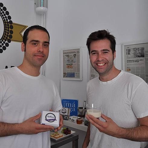 José Manuel y Luis Javier Espejo Molina, con su nuevo producto. 