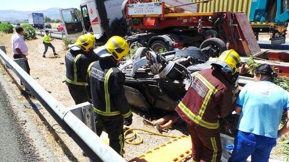 Efectivos de Bomberos trabajan en el lugar del siniestro.