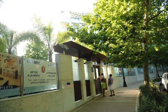 Fachada del edificio en la que se anuncia que no quedan viviendas a la venta. 