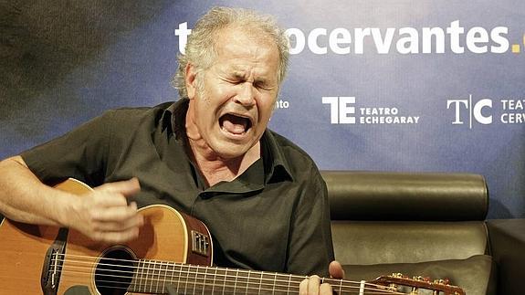 Julio Castejón en el Teatro Cervantes, durante la presentación del directo de su banda Asfalto.