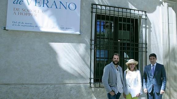 Borja Thyssen, Carmen Thyssen y Javier Ferrer, ayer a las puertas del museo.