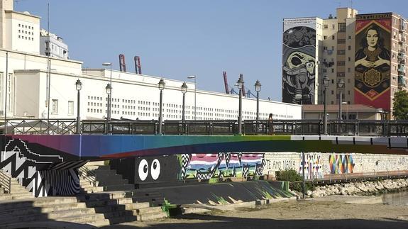 Los murales de Obey y D*Face custodian el Puente del Perchel coloreado por Felipe Pantone junto a la obra de Javier Calleja y Efrén.