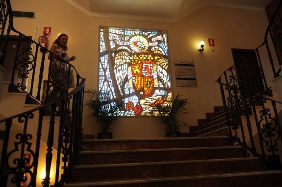 La vidriera con el escudo de Franco se sitúa en la tercera planta del Ayuntamiento de Marbella. :: josele-lanza