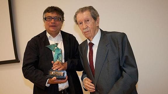 Jesús Aguado recibe la escultura de Jaime Pimentel de manos de Manuel Alcántara.