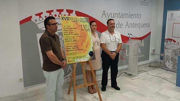 Juan Álvarez y Ana Cebrián, concejales del Ayuntamiento de Antequera y Francisco Pozo, presidente de la Peña Flamenca.