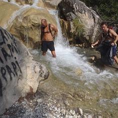 La afluencia masiva de excursionistas ha provocado la presencia de grafitis y basuras en el río.
