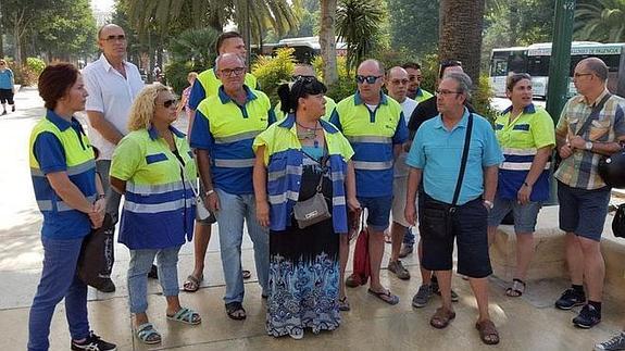 Un grupo de trabajadores, esta semana ante la Casona del Parque.