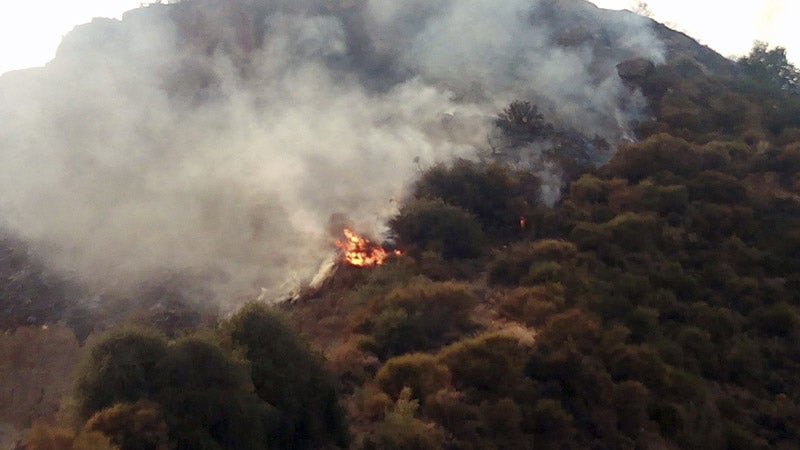 El incendio forestal declarado hoy en un alcornocal entre los términos municipales de Gualchos y Lújar en Granada.