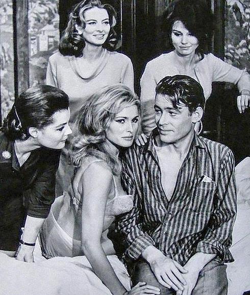 Paula Prentiss, Capucine, Romy Schneider y Ursula Andress junto a Peter O’Toole en el rodaje de ‘¿Qué Tal Pussycat?’, la comedia en la que Woody Allen debutó como actor y guionista en 1965. 